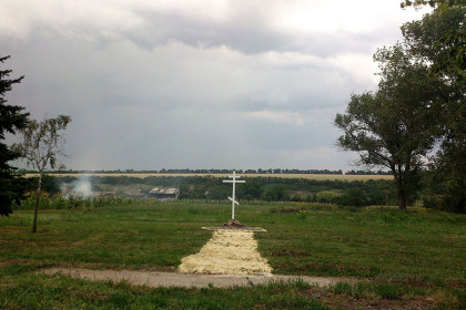 Поклонный крест на месте будущего Ильинского храма в селе Никаноровка