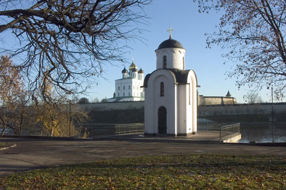 Часовня св. Ольги на фоне Псковского кремля