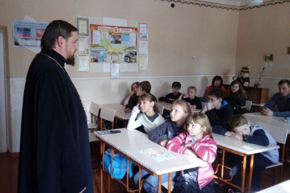 Беседа священника в школе № 7 Горловки