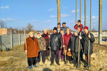 Жители села Озёрное помогают строить храм