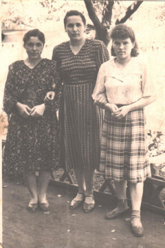 С подругами (Елена Гавриловна слева)