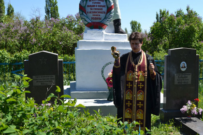 Панихида на могиле лётчика Баранова