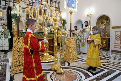 Юные пономари на детской литургии в Богоявленском кафедральном соборе