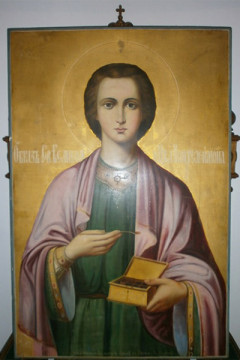 Икона святого великомученика и целителя Пантелеимона, написанная в 1905 году на Афоне, приобретённая прихожанами Свято-Духовского храма Славянска.