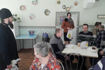 Настотель и прихожане проведывают пациентов ГБ №2. Фото: svpanteleimon.church.ua