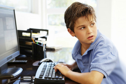 Ребёнок за компьютером