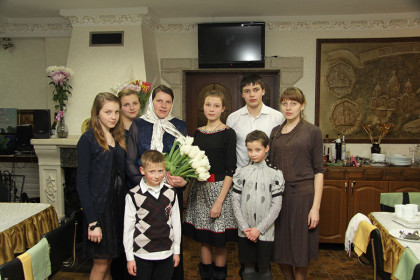 Людмила Степановна с детьми Анной, Татьяной,Екатериной, Михаилом, Ольгой, Виктором и Валерией