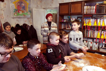 Воспитанники воскресной школы "Лествица" испекли "жаворонков"