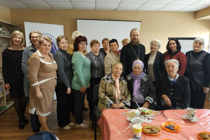 Встреча священника и пенсионеров в Мирнограде
