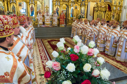 Архиерейская литургия в Преображенском кафедральном соборе Донецка
