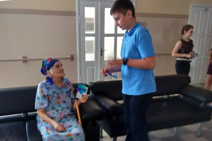 Воспитанники воскресной школы «Голубка» посетили дом престарелых в Константиновке