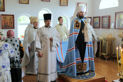 Владыка Митрофан совершил литургию в Вознесенском храме в Новолуганском