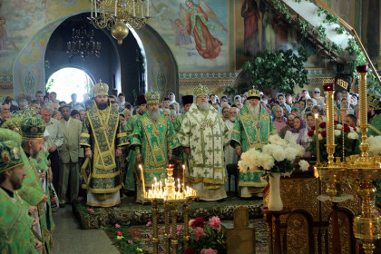 Архиереи Донбасса совершили совместную молитву в Троицком соборе Краматорска