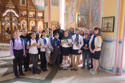Школьники посетили один из самых красивых храмов Горловки