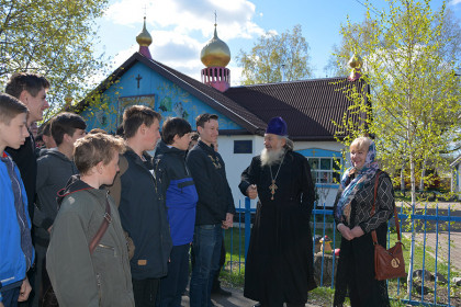 Лицеисты из Покровска (Красноармейска) помогли приходу в Святогоровке