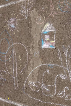 Воспитанники воскресной школы рисовали на асфальте детство 