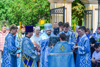 Владыка Спиридон совершил литургию в Николаевском храме