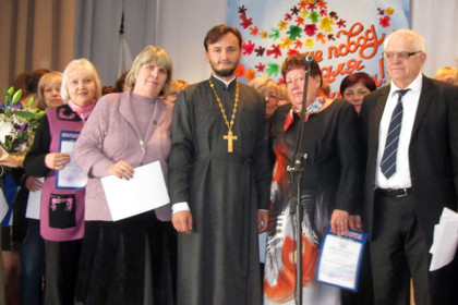 Священник Даниил Румынский с преподавателями Енакиевского металлургического техникума