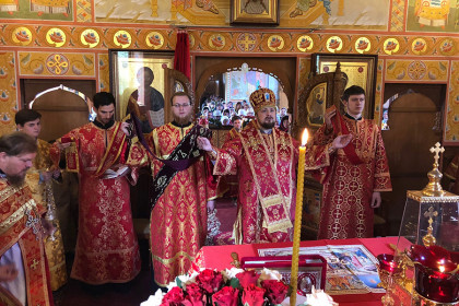 престольный праздник в летнем храме Сергиевского монастыря