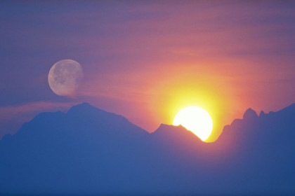 Солнце и Луна рядом