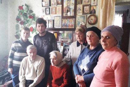 Молодёжь Спиридоновского храма города Торецк (Дзержинск) посетили пожилых прихожан храма