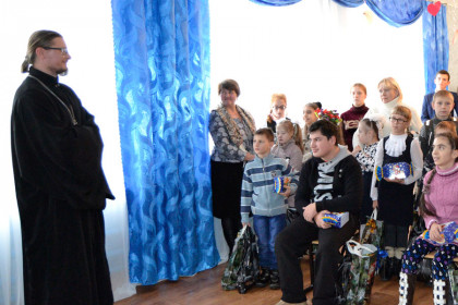 Священник посетил концерт для детей с особенностями развития в Кировском