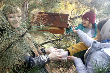 Воспитанники воскресной школы Успенского храма Константиновки сделали кормушку для птиц