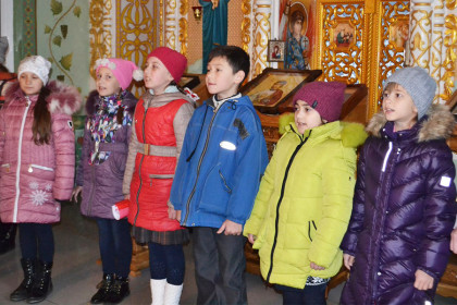 Концерт для пенсионеров Краматорска устроила воскресная школа Успенского храма