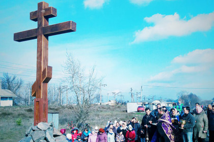 Поклонные кресты установили и освятили в Райгородке