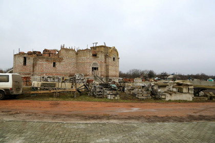 Строящийся храм в Мирнограде