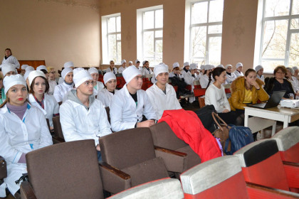 В медицинском колледже Константиновки регулярно проходят встречи со священником