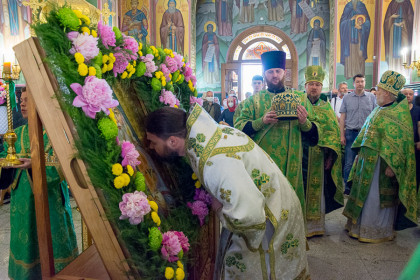 День Пятидесятницы в Троицком соборе Донецка
