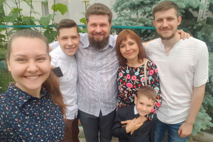 Священник Виталий Ворона с семьёй