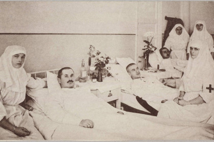 Императирица Александра Фёдоровна, её дочь царевна Татьяна и медсёстры в палате с прооперированными ими ранеными