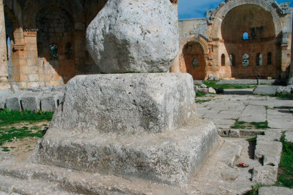 Ступенчатое основание столпа св. Симеона. Водружённый на него камень никакого отношения к святому не имеет и появился на этом месте в 1948 г.