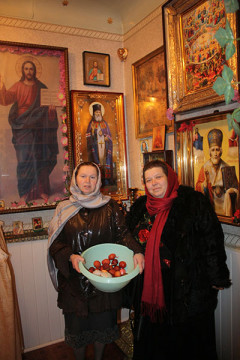 Супруга о. Олега Виктория (справа) и волонтёр Виктория