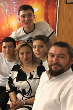 Протоиерей Богдан и Мария Ильчук с сыновьями
