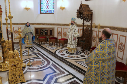 Митрополит Митрофан совершил литургию в Богоявленском кафедральном соборе