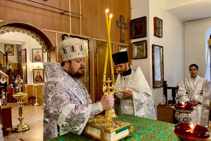 Викарии Горловской епархии совершили уставные богослужения