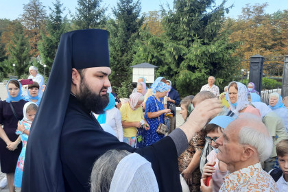 Епископ Константиновский Паисий совершил литургию в Успенском храме Константиновки