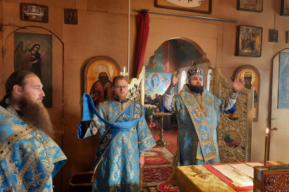 Епископ Паисий совершил литургию в храме Новомучеников и исповедников Церкви Русской
