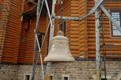 На строящийся Благовещенский храм Горловки установили колокола