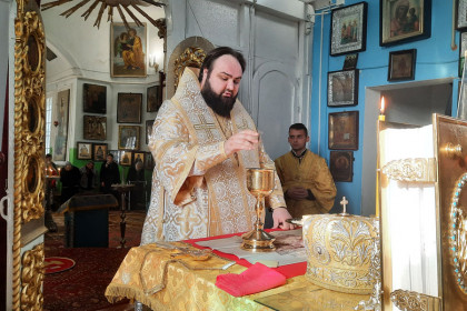Епископ Паисий совершил литургию в храме села Крестище