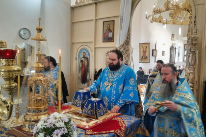 Епископ Константиновский Паисий совершил литургию в Иверском храме Лимана