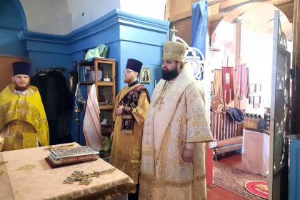 Епископ Константиновский Паисий совершил литургию в Покровском храме села Редкодуб