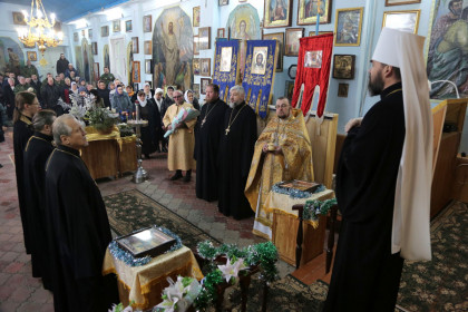 Митрополит Митрофан совершил литургию в Васильевском храме посёлка Стожковское