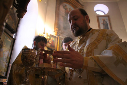 Епископ Спиридон совершил богослужение в Викторовском храме Мирнограда