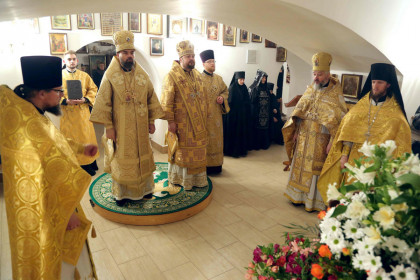 Митрополит Митрофан совершил литургию в Покровском монастыре Лимана