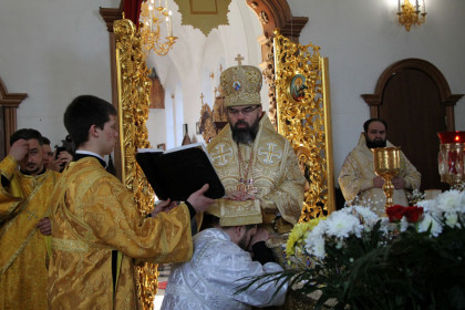 Митрополит Митрофан совершил литургию в Николаевском храме Дружковки