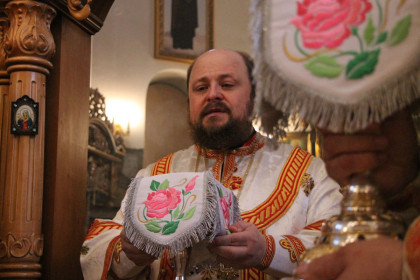 Епископ Добропольский Спиридон совершил литургию в Викторовском храме Мирнограда